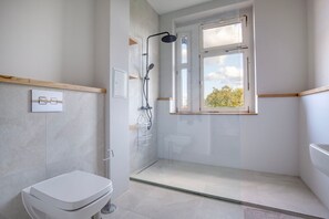 Hair dryer, towels - Great Friedrichshain 1BR, Fully Equipped, by Blueground (Berlin)