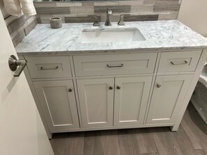 Tina de hidromasaje, secadora de cabello, toallas, jabón 