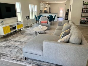 Smart TV - New tranquil La Quinta house with FREE EV charge, pool heat and housekeeping. (La Quinta)