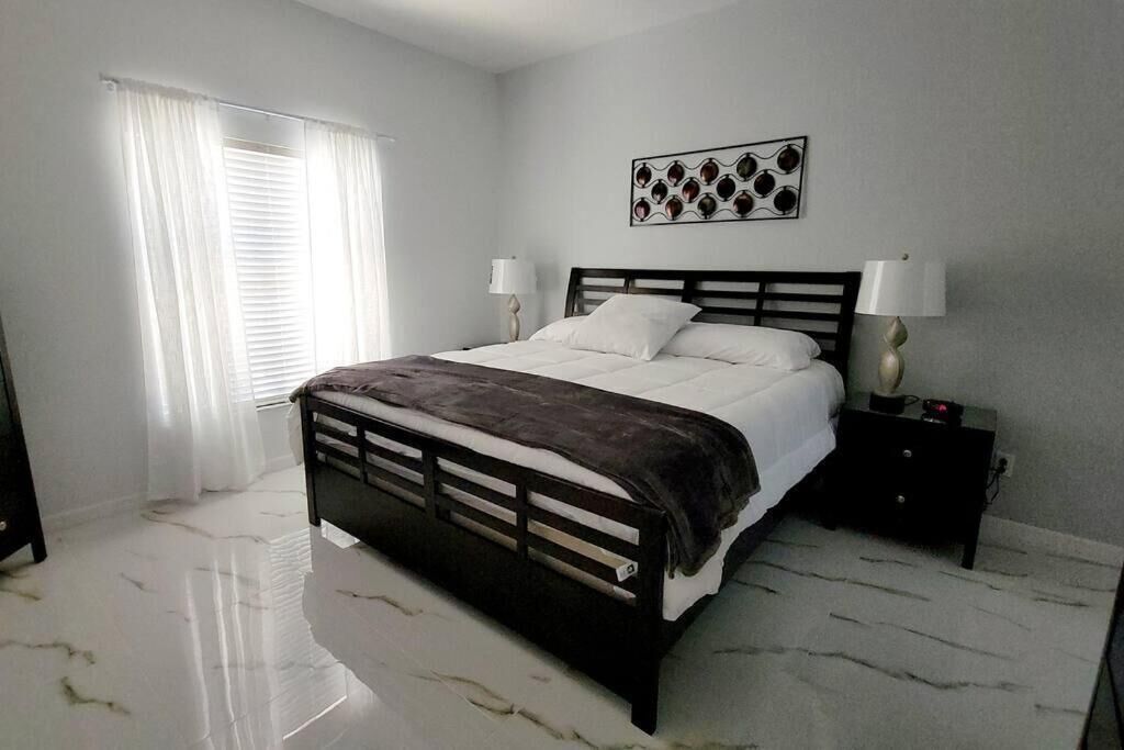 4 bedrooms, iron/ironing board, WiFi, bed sheets