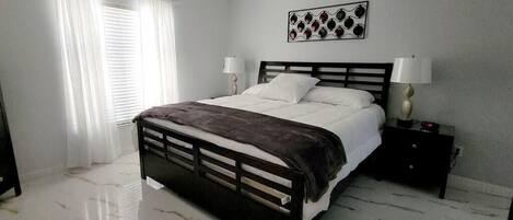 4 habitaciones, tabla de planchar con plancha, wifi y ropa de cama