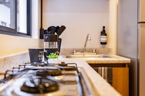 Geladeira, micro-ondas, cooktop, cafeteira/chaleira