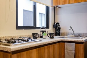 Køleskab, mikrobølgeovn, kogeplade, kaffe-/temaskine