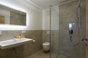 Ducha, secador de pelo, toallas