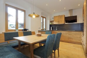 Dining - Ferienwohnung Burg Hohenstein, 100 m² für 1-6 Personen, Terrasse, Wlan (Staudach-Egerndach)