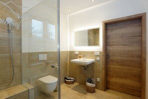 Douche, sèche-cheveux, serviettes fournies