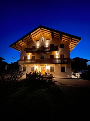 Exterior - Ferienwohnung Burg Hohenstein, 100 m² für 1-6 Personen, Terrasse, Wlan (Staudach-Egerndach)