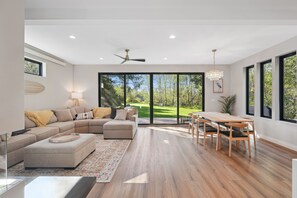 Smart-TV, Kamin, Videospiele, Bücher