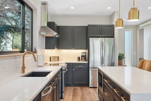 Kühlschrank, Mikrowelle, Ofen, Herdplatte