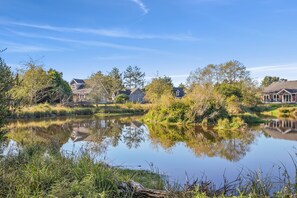 Property grounds - 2 acre Retreat-walk to beach/hot tub/sauna (Rockaway Beach)