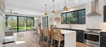 2 acre Retreat-walk to beach/hot tub/sauna