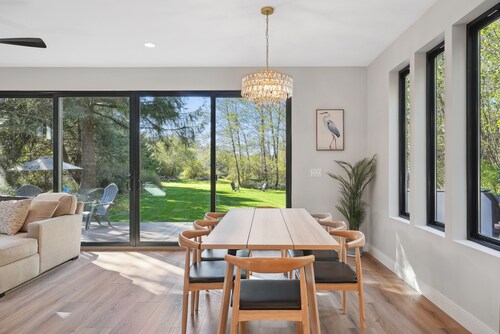 2 acre Retreat-walk to beach/hot tub/sauna