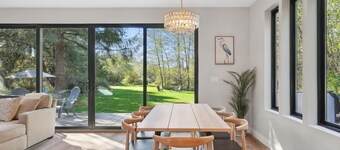 2 acre Retreat-walk to beach/hot tub/sauna