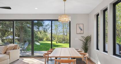 2 acre Retreat-walk to beach/hot tub/sauna