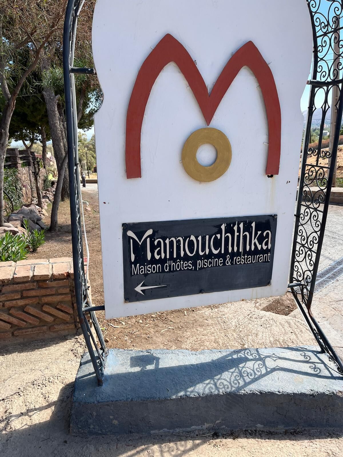 A sign for Mamouchthka, a maison d'hotes, piscine, and restaurant.