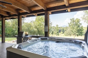 Banyera d'hidromassatge a l'aire lliure