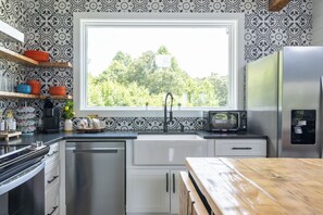 Refrigerador, microondas, horno y parrilla de estufa