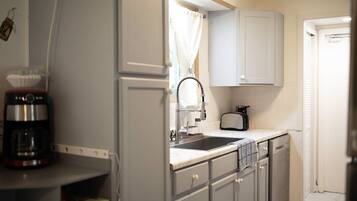 Een koelkast, een magnetron, een oven, een kookplaat