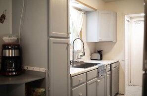 Een koelkast, een magnetron, een oven, een kookplaat