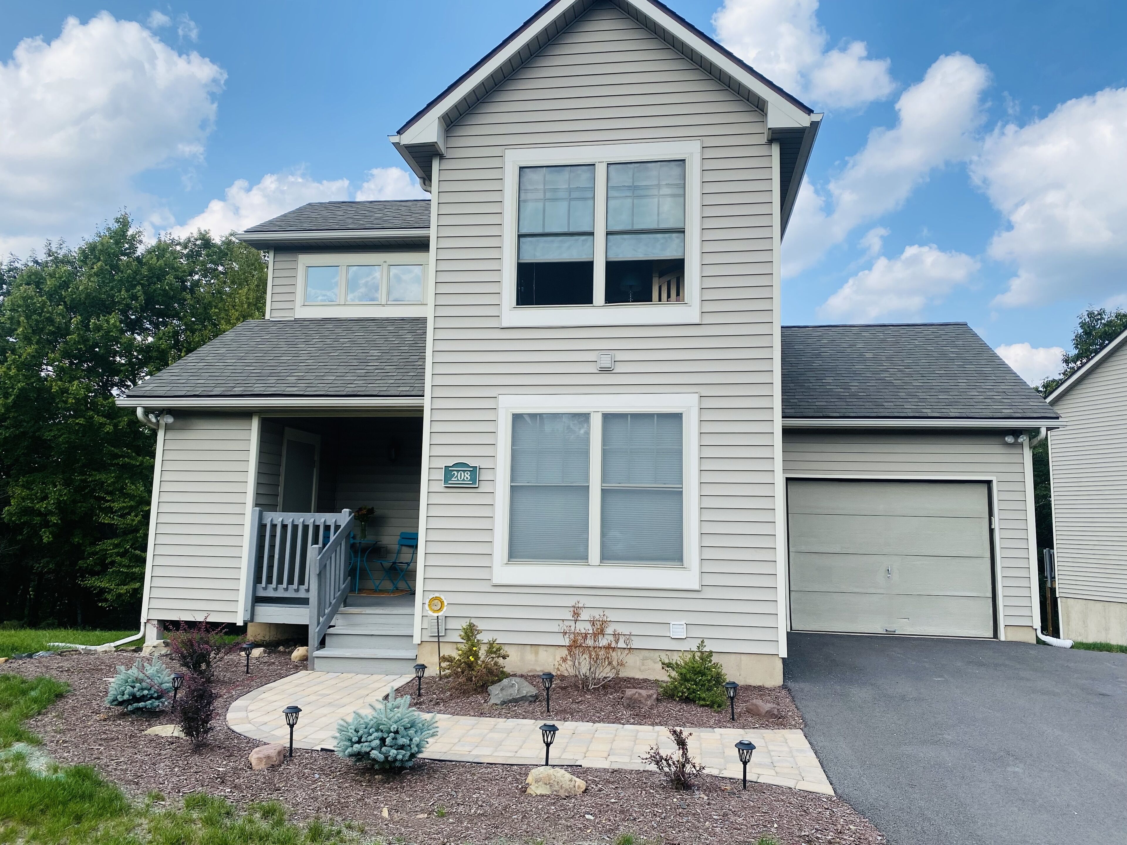New for 2024 - Cozy mountain house getaway minutes from Camelback Ski Resort.