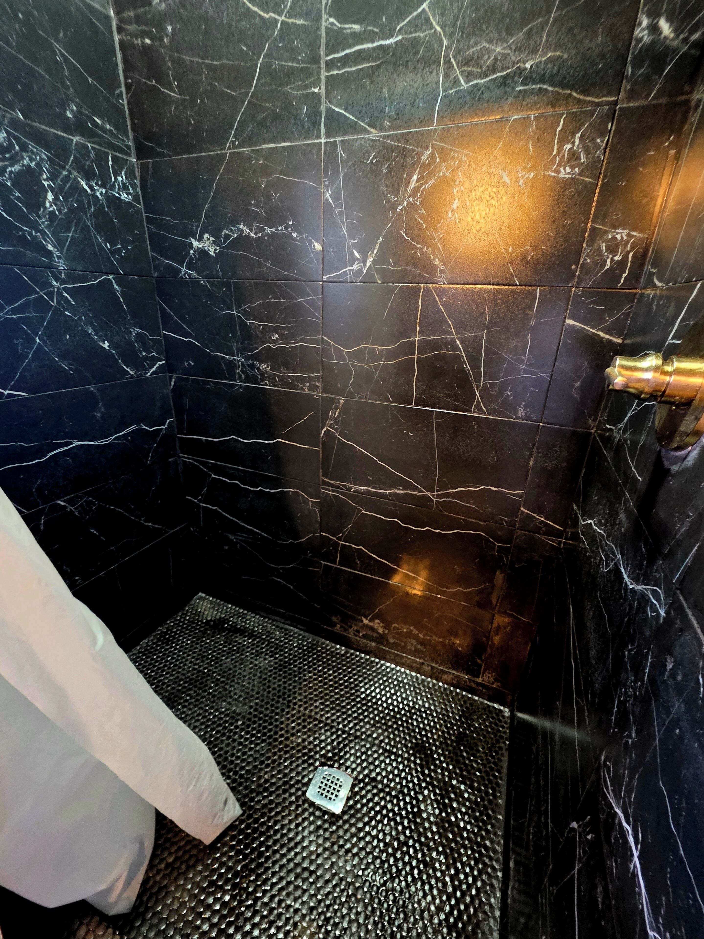 Een douche, een haardroger, een bidet, handdoeken