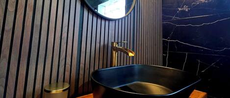 Chuveiro, secador de cabelo, bidê, toalhas de banho