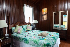 2 bedrooms, iron/ironing board, WiFi, bed sheets - Villa in marigot bay. Breakfast inclusive. 2 mins walk to the beach (Castries)