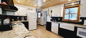 ثلاجة، ميكروويف، فرن، موقد طهي مسطح