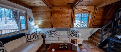 Een smart-tv en een open haard