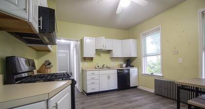 2 bedroom condo close to Boston and Cambridge with free parking