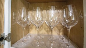 Un meuble en bois contenant plusieurs verres à vin transparents, disposés à l’intérieur.