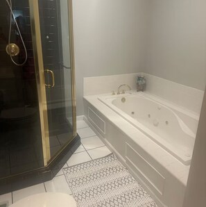 Shower, hair dryer, towels, soap - Close to UK, Keeneland and downtown. Rare Country living in the city.  (Lexington)