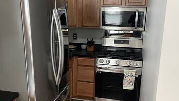 Frigorífico, microondas, horno y placa de cocina
