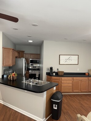 Fridge, microwave, oven, stovetop - Close to UK, Keeneland and downtown. Rare Country living in the city.  (Lexington)