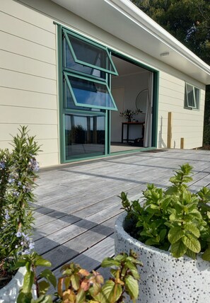 Property grounds - MAGNOLIA COTTAGE, BREAKFAST & WI-FI INCLUDED! (Waikanae)