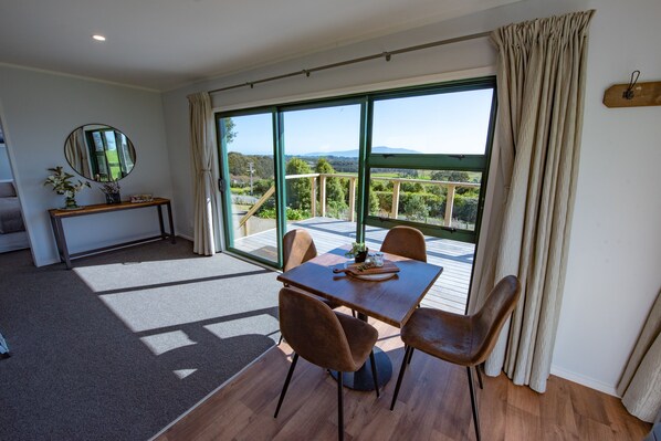 Interior - MAGNOLIA COTTAGE, BREAKFAST & WI-FI INCLUDED! (Waikanae)