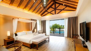 羽毛の掛け布団、ミニバー、セーフティボックス (室内)、デスク