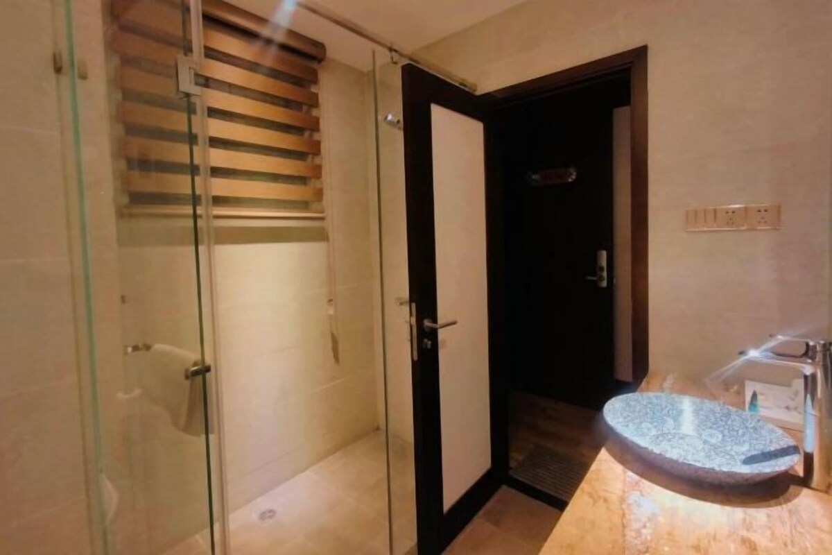 Bathroom | Free toiletries, hair dryer, bathrobes, slippers