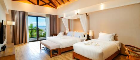 Habitación de hotel con dos camas, un balcón y techo de madera.