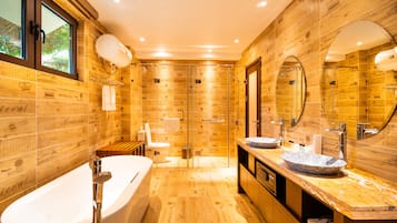 Hive Villa | Bathroom | Combined shower/tub, rainfall showerhead, free toiletries, hair dryer