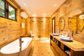 Premium villa, 1 queensize bed, niet-roken, uitzicht op tuin | Badkamer | Een bad/douchecombinatie, een regendouche, gratis toiletartikelen