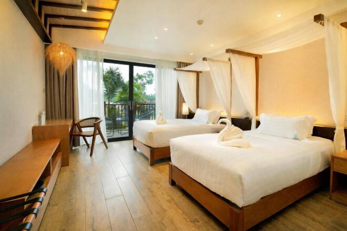 Chăn bông, minibar, két bảo mật tại phòng, bàn