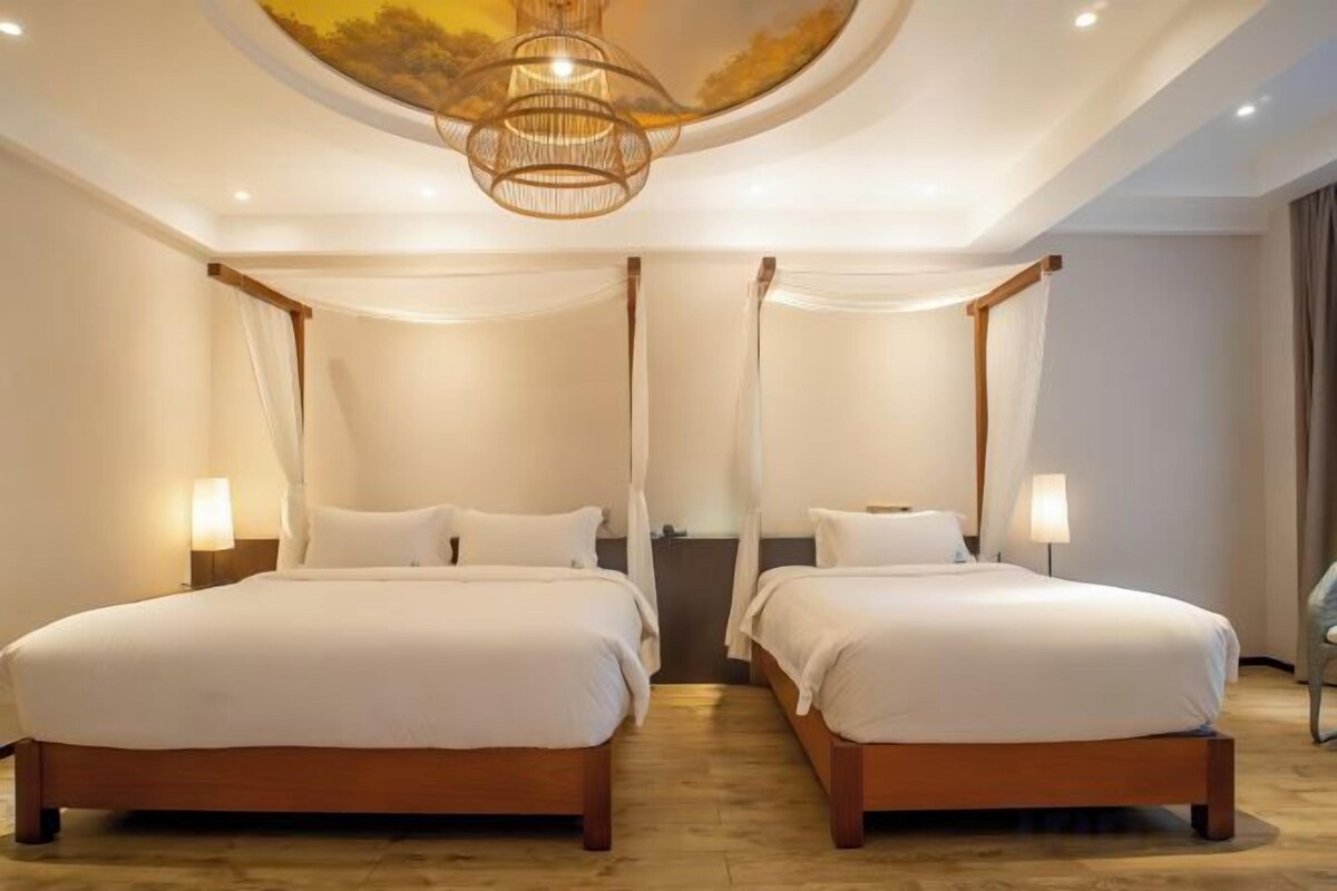Down comforters, minibar, in-room safe, desk