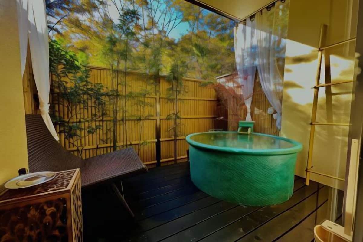 Badezimmer | Badewanne und Dusche (separat), Haartrockner, Hausschuhe