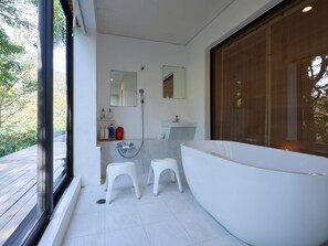 Vila standard, para não fumantes (105) | Banheiro | Banheira e chuveiro separados, secador de cabelo, chinelos 