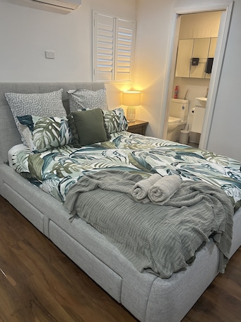 Iron/ironing board, free WiFi, bed sheets. Pet friendly private studio, walking distance to lake