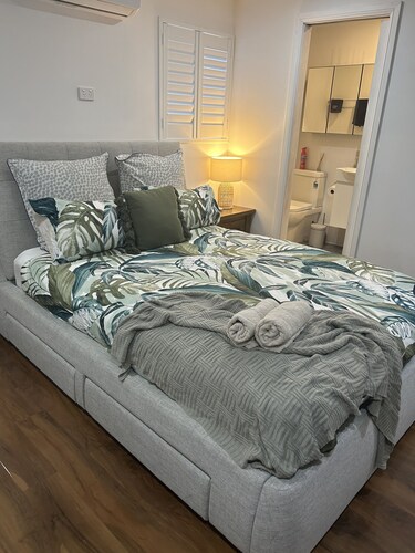 Pet friendly private studio, walking distance to lake 