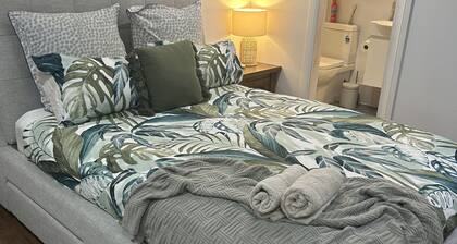 Pet friendly private studio, walking distance to lake