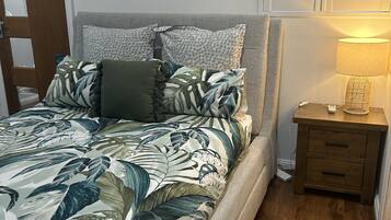 Een strijkplank/strijkijzer, gratis wifi, beddengoed