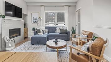 Smart-TV, Kamin, Bücher